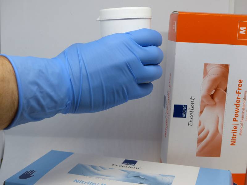 gant d'examen medicaux en nitrile sur Sollies pont près de Hyeres
