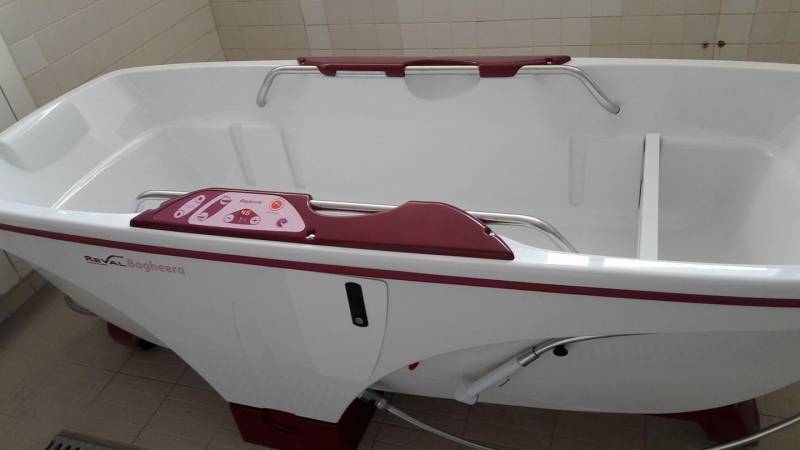 baignoire à hauteur variable pour un bain en toute sécurité sur Toulon