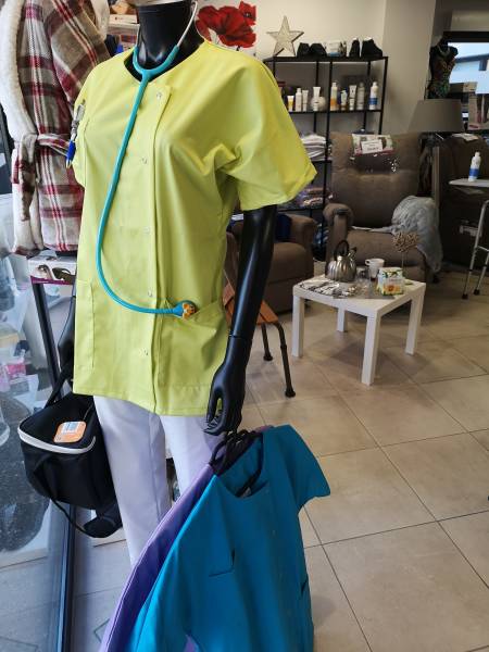 tunique infirmière de différents colories sur Solliès-Pont dans le Var près de La Valette du Var