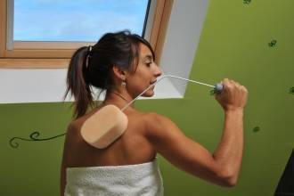 éponge à manche pliable pour se laver sans se pencher sur sollies et carnoules dans le 83