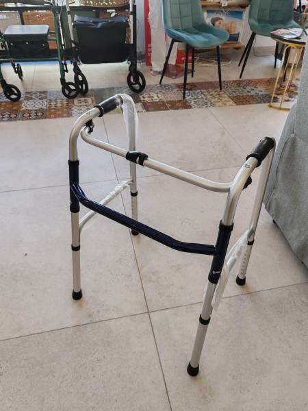 Confort et stabilité à chaque pas avec ce cadre de marche pliant