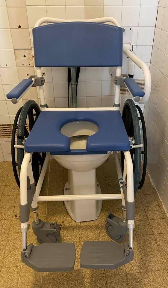 chaise percée sur roulettes dans le 83 proche de Belgentier