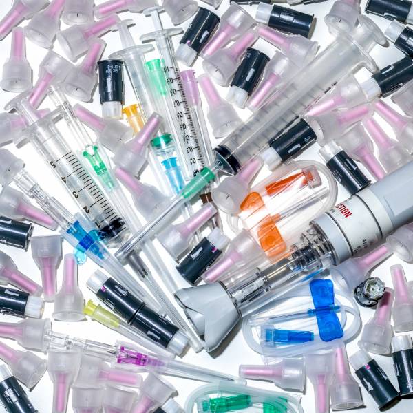 contenant à dechets de soins à riques infectieux sur Carnoules près des Arcs