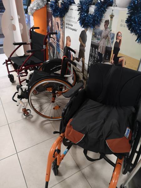 fauteuil roulant manuel avec coussin anti-escarre