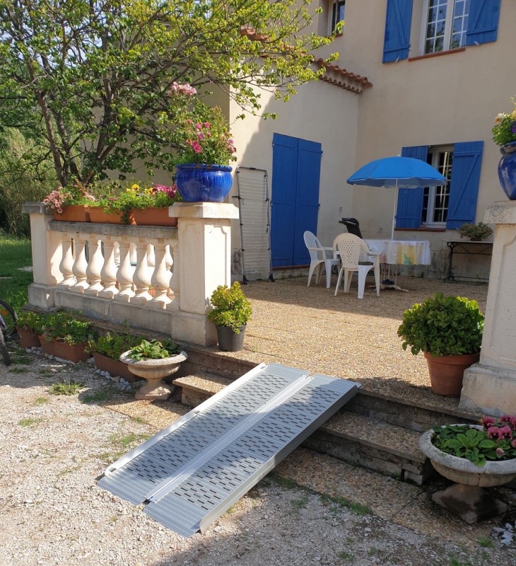 Rampe d’accès pour escaliers adaptée aux fauteuils roulants électriques à La Valette proche de La Garde dans le Var