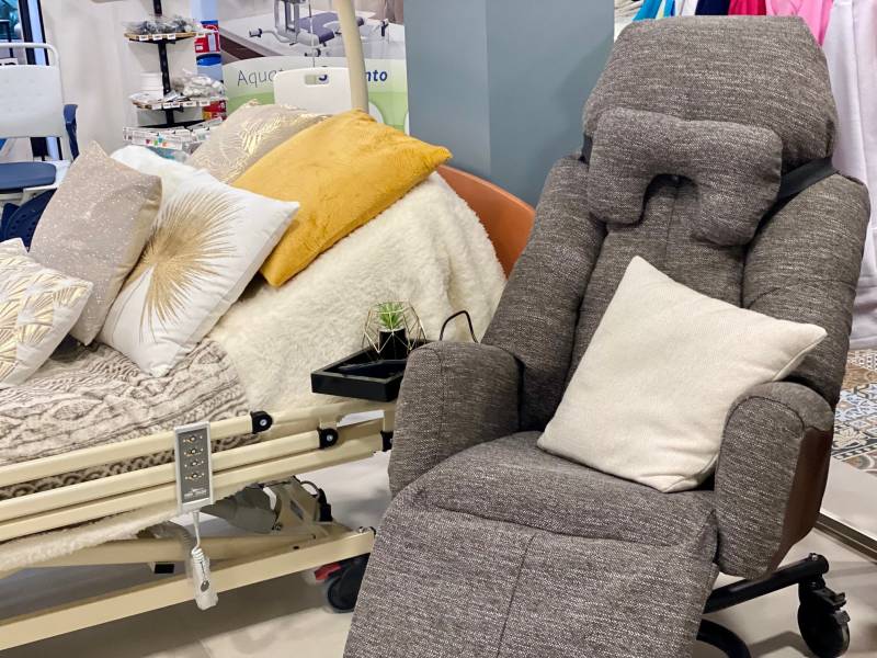 Fauteuil à pousser confort a mémoire de forme avec assise anti escarre pour personne âgée à Toulon proche de Brignoles.