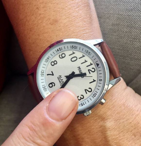 montre parlante par simple pression sur le verre sur Carnoules près de Tanneron