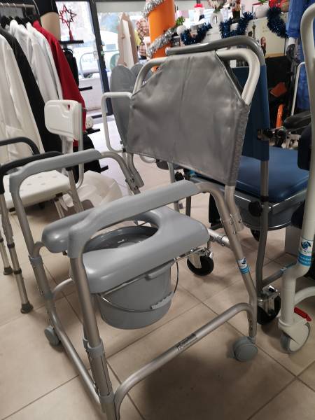 Chaise percée à roulettes sur Solliès-Pont
