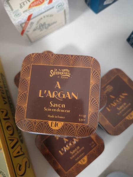 savon à l'huile d'argan bio dans sa boite en métal pour un look vintage sur solliès-pont près de belgentier