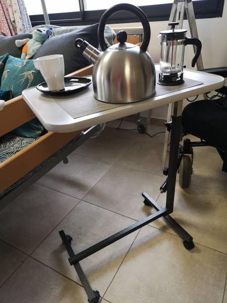 table de lit avec plateau inclinable et réglable en hauteur sur Carnoules dans le Var près de Rocbaron