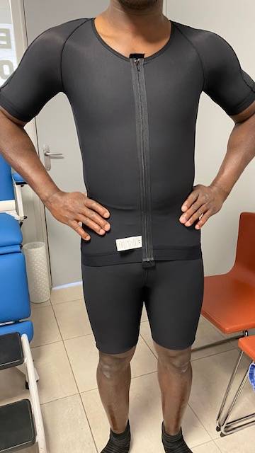essayage de vêtement compressif sur mesure